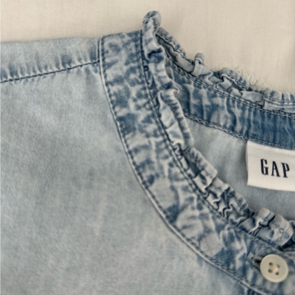 GAP Sleeveless, Denim, Button-up, Ruffled top sz Large. - Picture 4 of 6